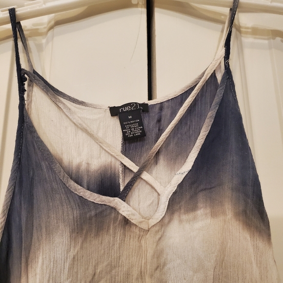 Scrunch tank top.🍒 - Picture 4 of 10